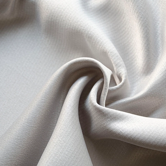 Närbild på gardintyg i ljusgrått