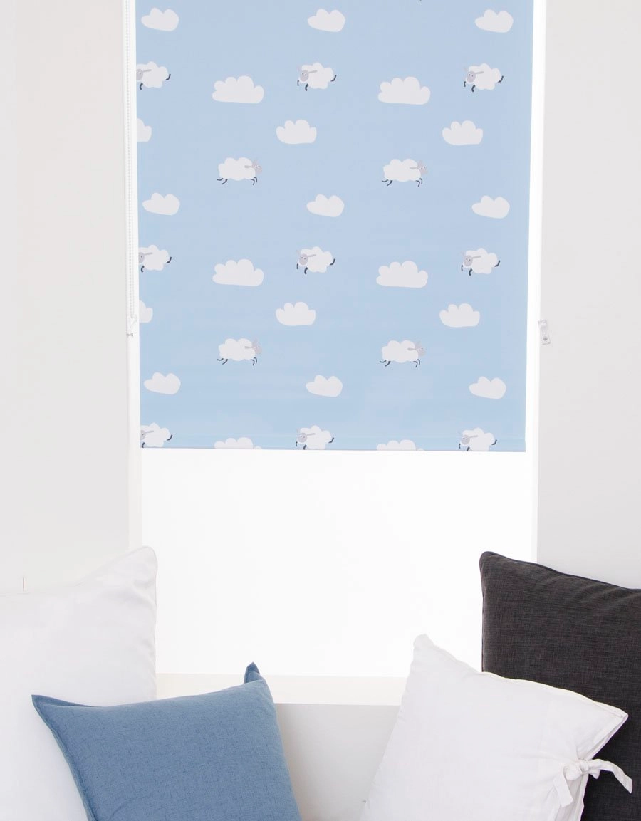 Rullgardin med moln och lamm