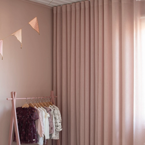 Dimrosa, avskärmande gardin i barnrum