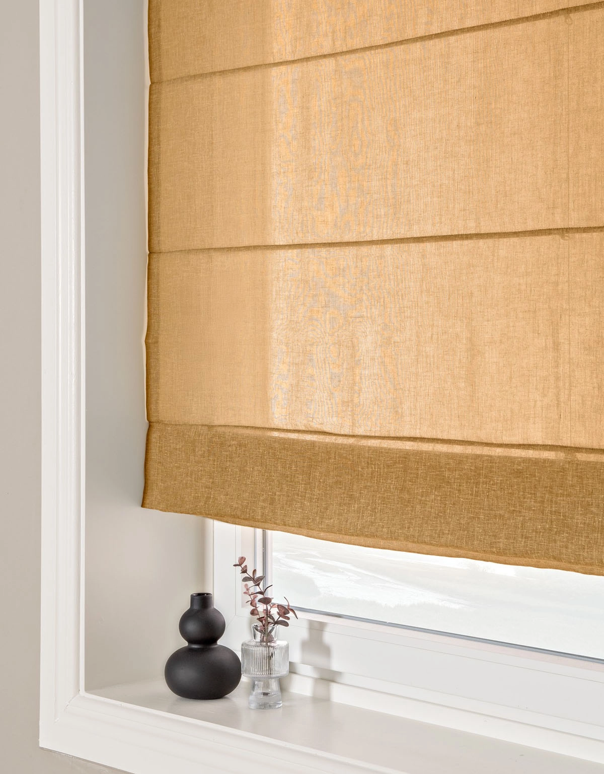 Hissgardin i avskärmande senapsguld väv