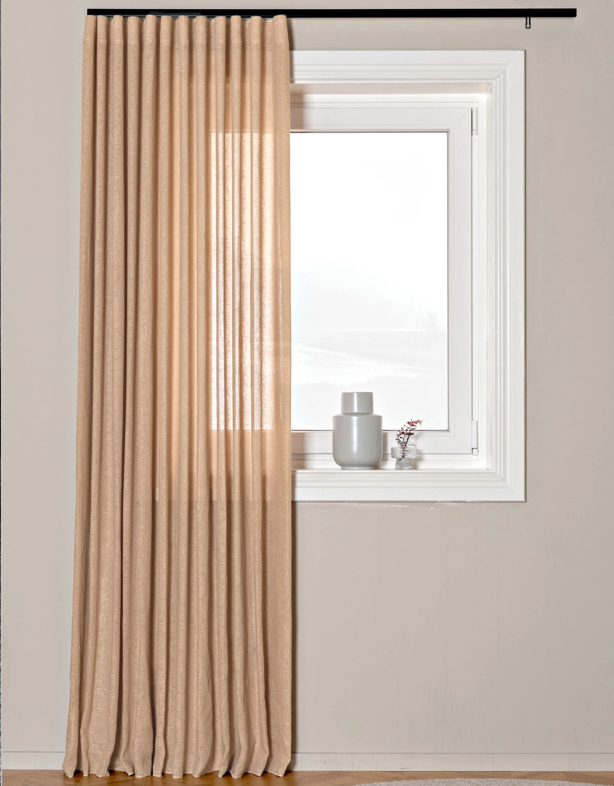 Nougatfärgad, skir gardin i extra bredd