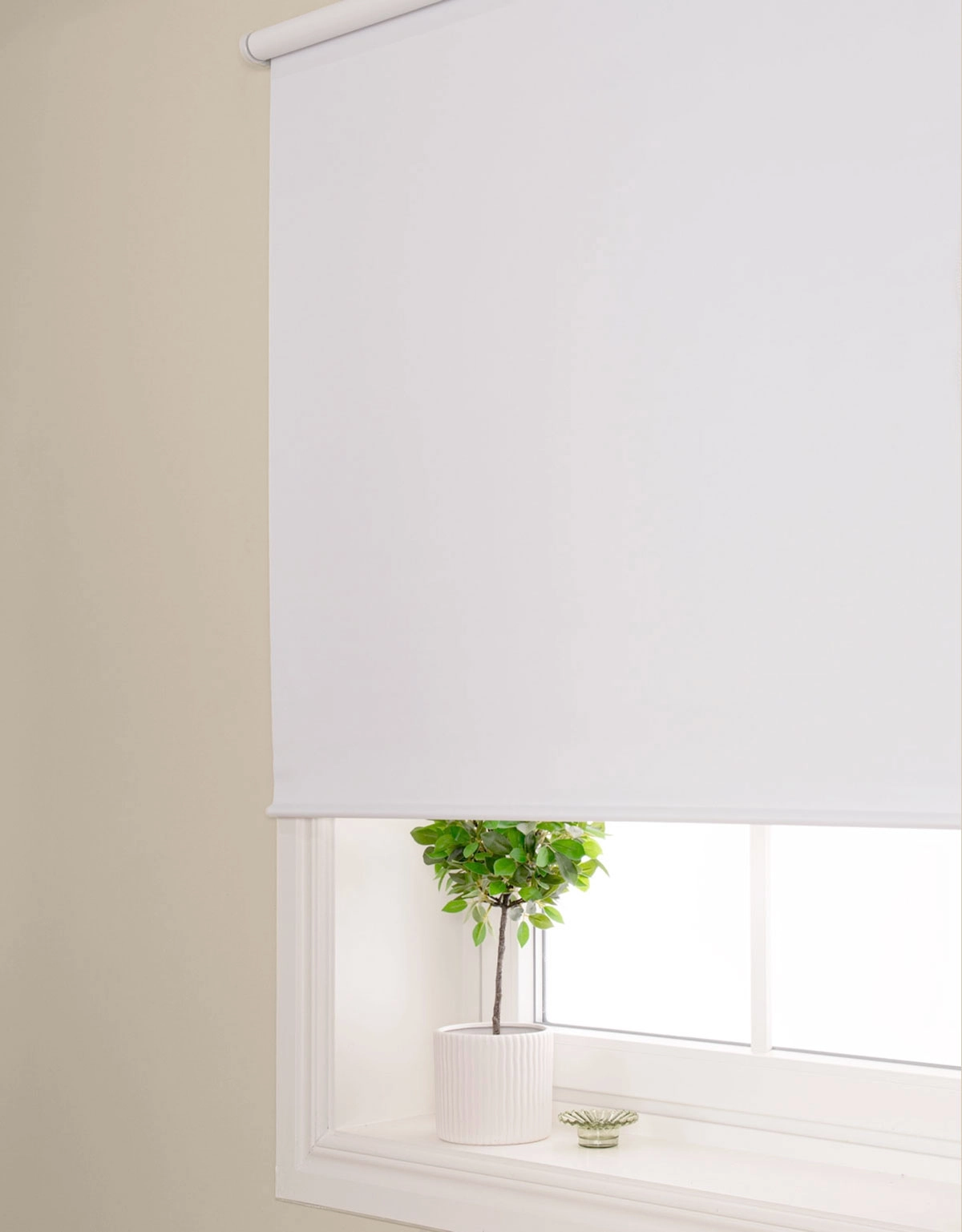 mörkläggande-vit-rullgardin-rund-underlist