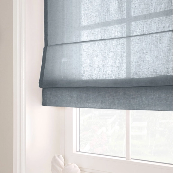 Hissgardin i avskärmande blå väv