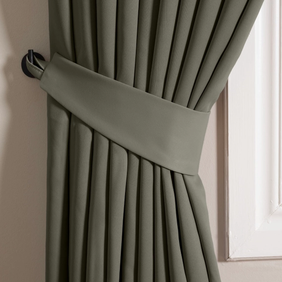 Grön gardin med matchande omtag i tyg