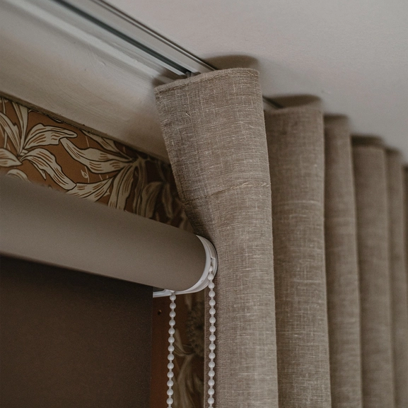 Brun rullgardin och beige gardin