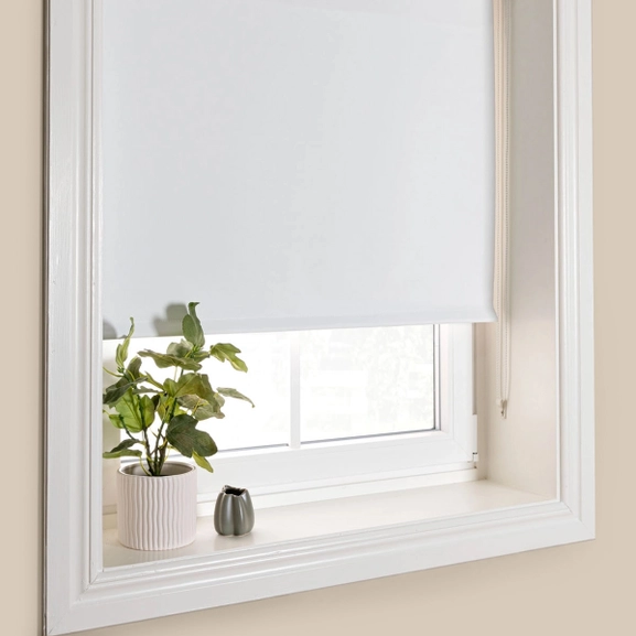 mörkläggande-vit-rullgardin
