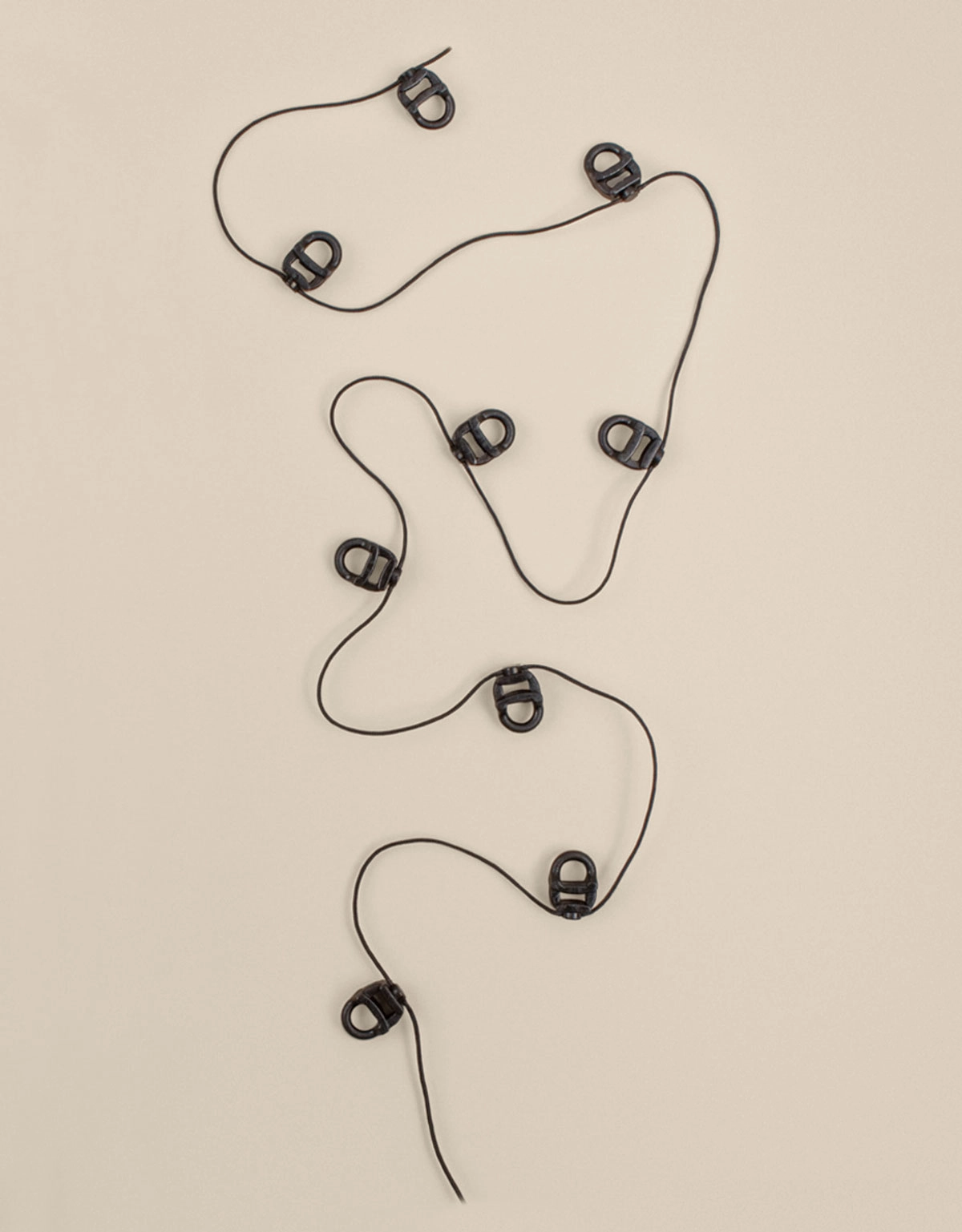 Svart glid på snöre