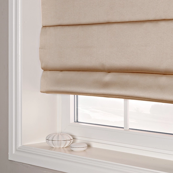 Mörkläggande hissgardin Stilla beige med lina