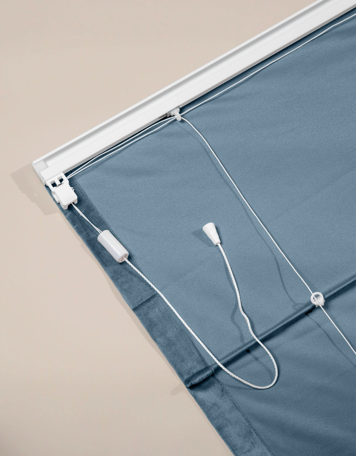 Baksidan av en blå hissgardin i sammet med linlås