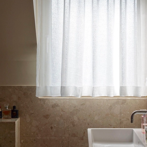 Gardin i badrum, Skimra, vit