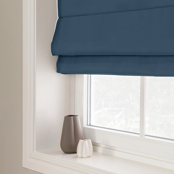 Mörkläggande blå hissgardin