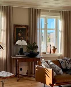 Gardin Saga, beige, i lantligt hem