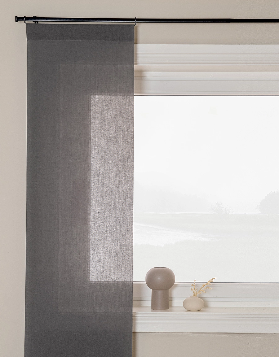Grå transparent panelgardin