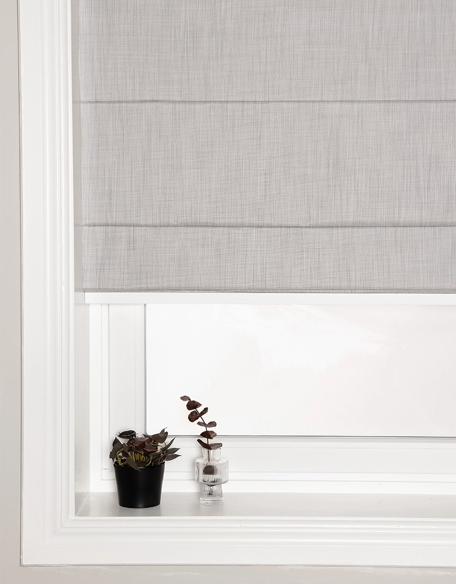 Mörkläggande ljusgrå hissgardin