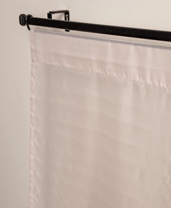 Närbild på beige transparent panelgardin