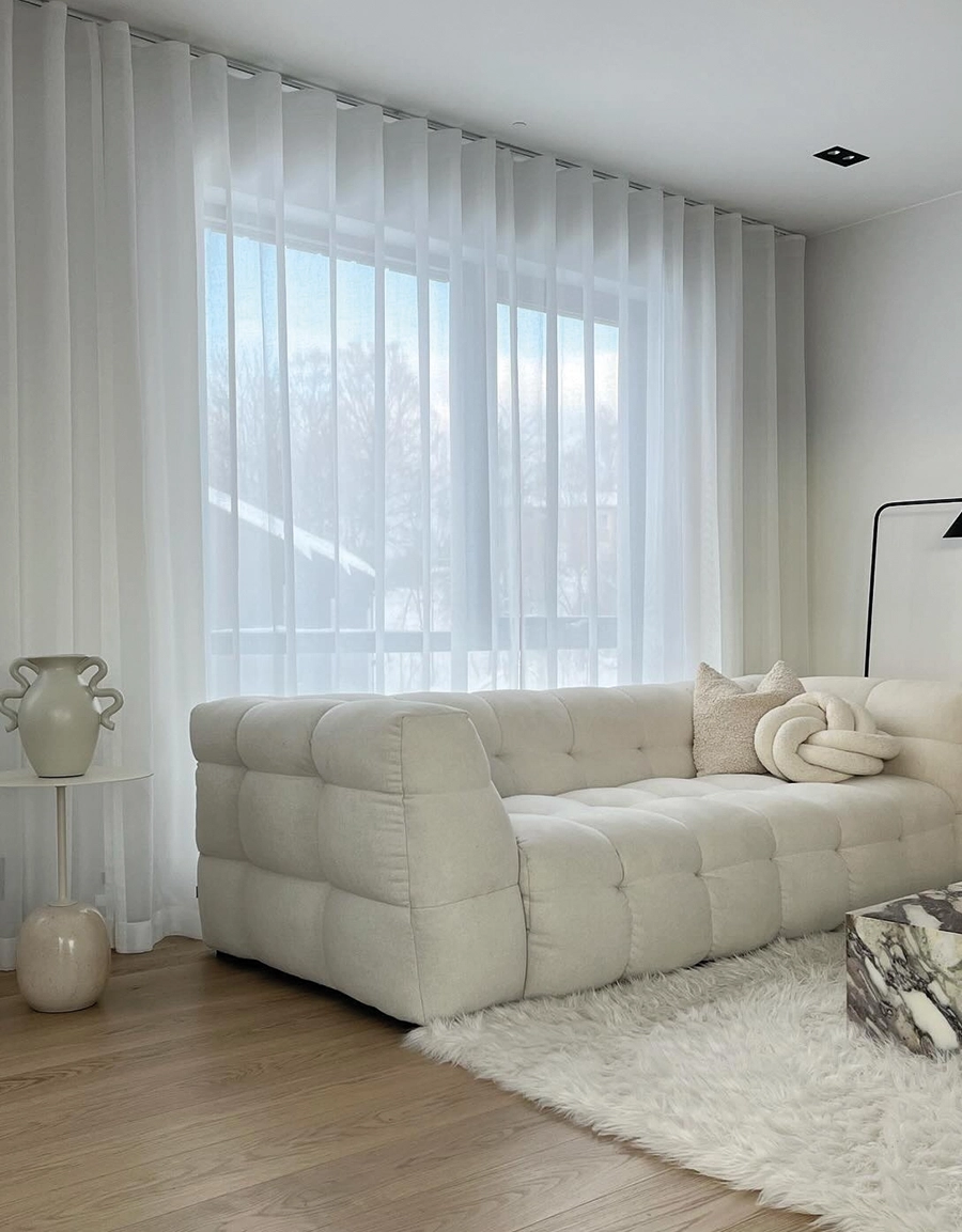 Vit hotellgardin, Skimra