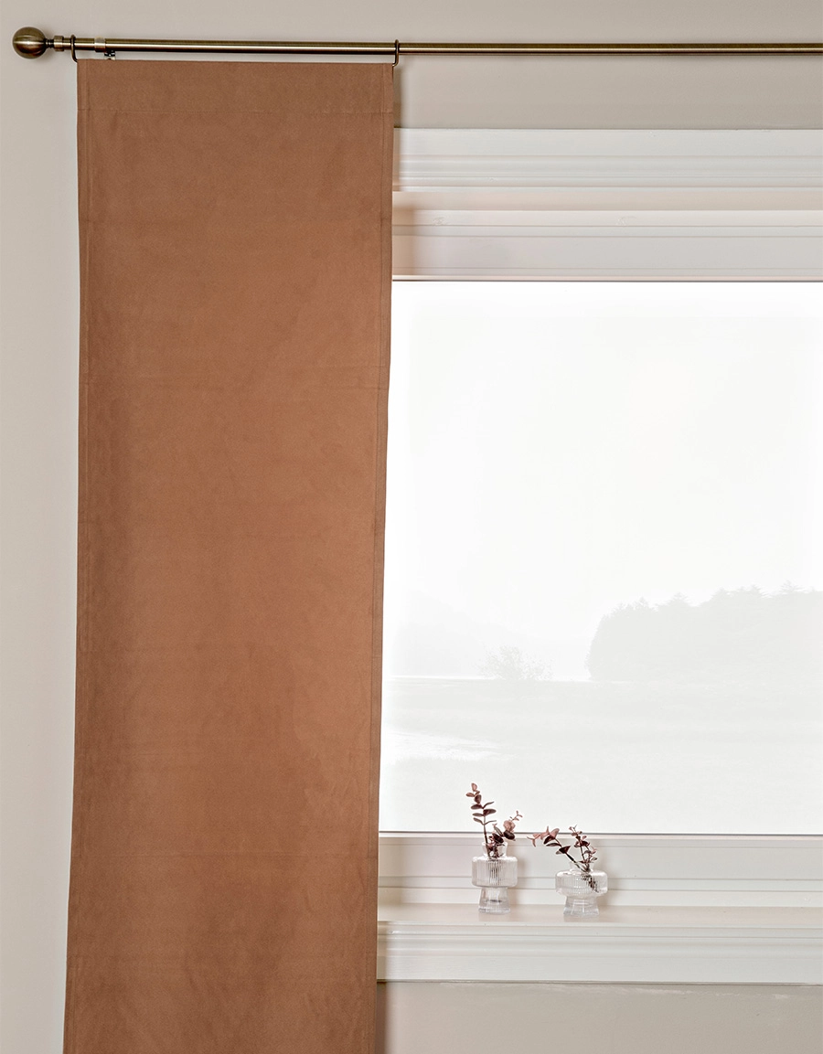 Brun panelgardin i mocka