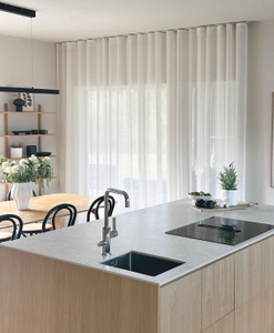 Vit skir gardin i kök