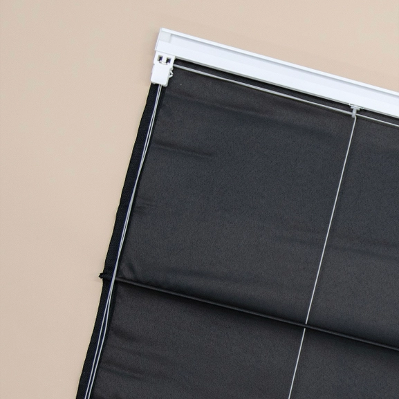 Baksidan av en svart hissgardin