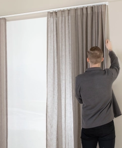 Man som justerar linorna på en lindragsskena