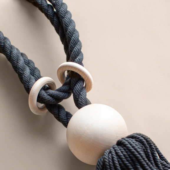 Gardinomtag Saga med tofs, svart/natur