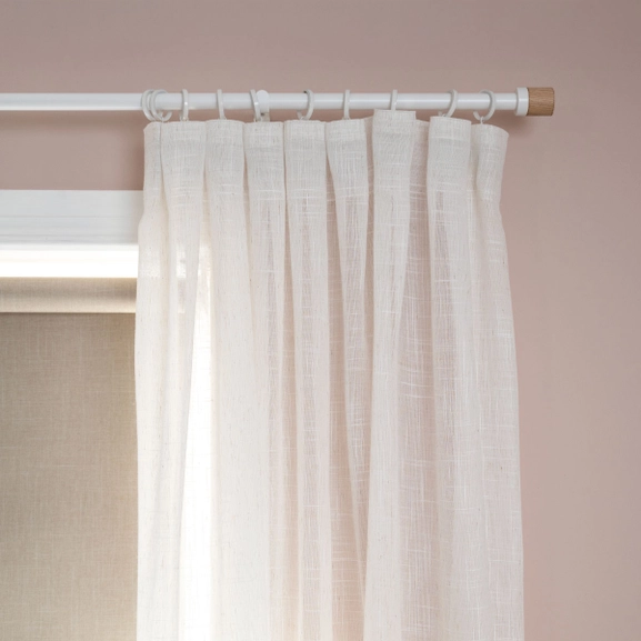 gardin-beige-på-gardinstång