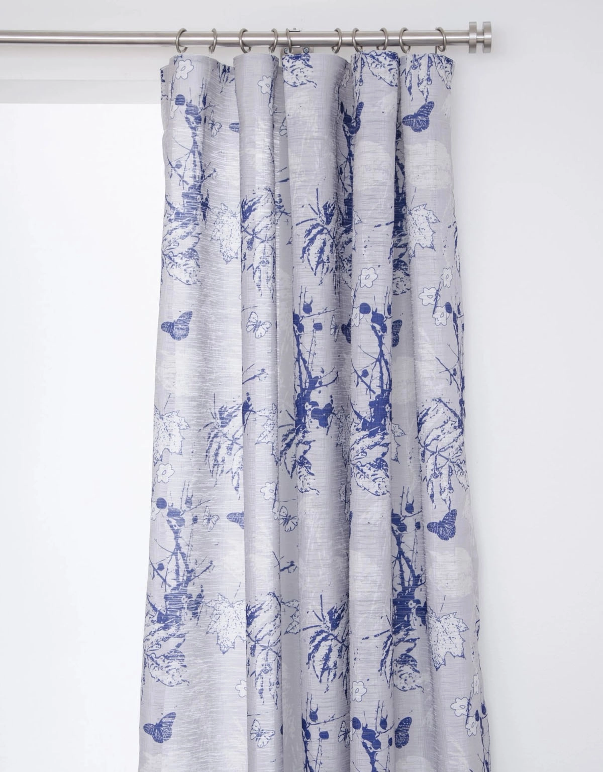 Transparent gardin i ett vackert blått naturmönster