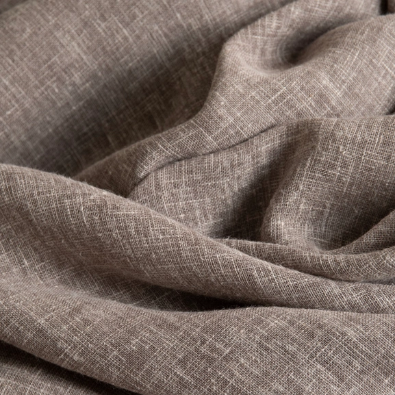 Närbild på gardintyg Saga i greige