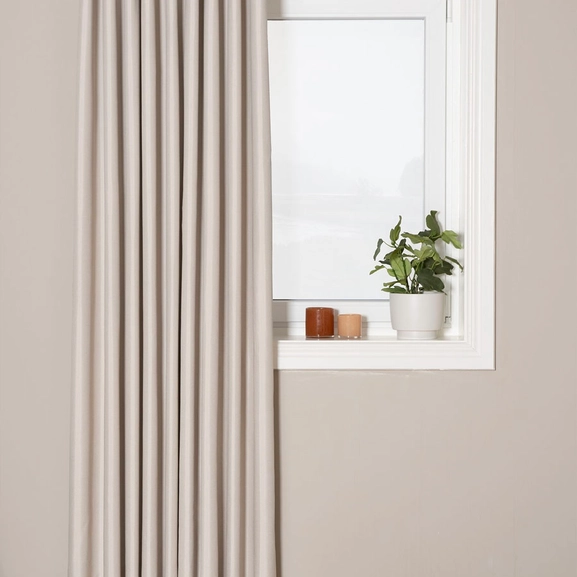 Beige mörkläggande gardin i dubbelbredd