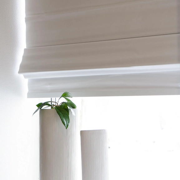 Mörkläggande vit hissgardin