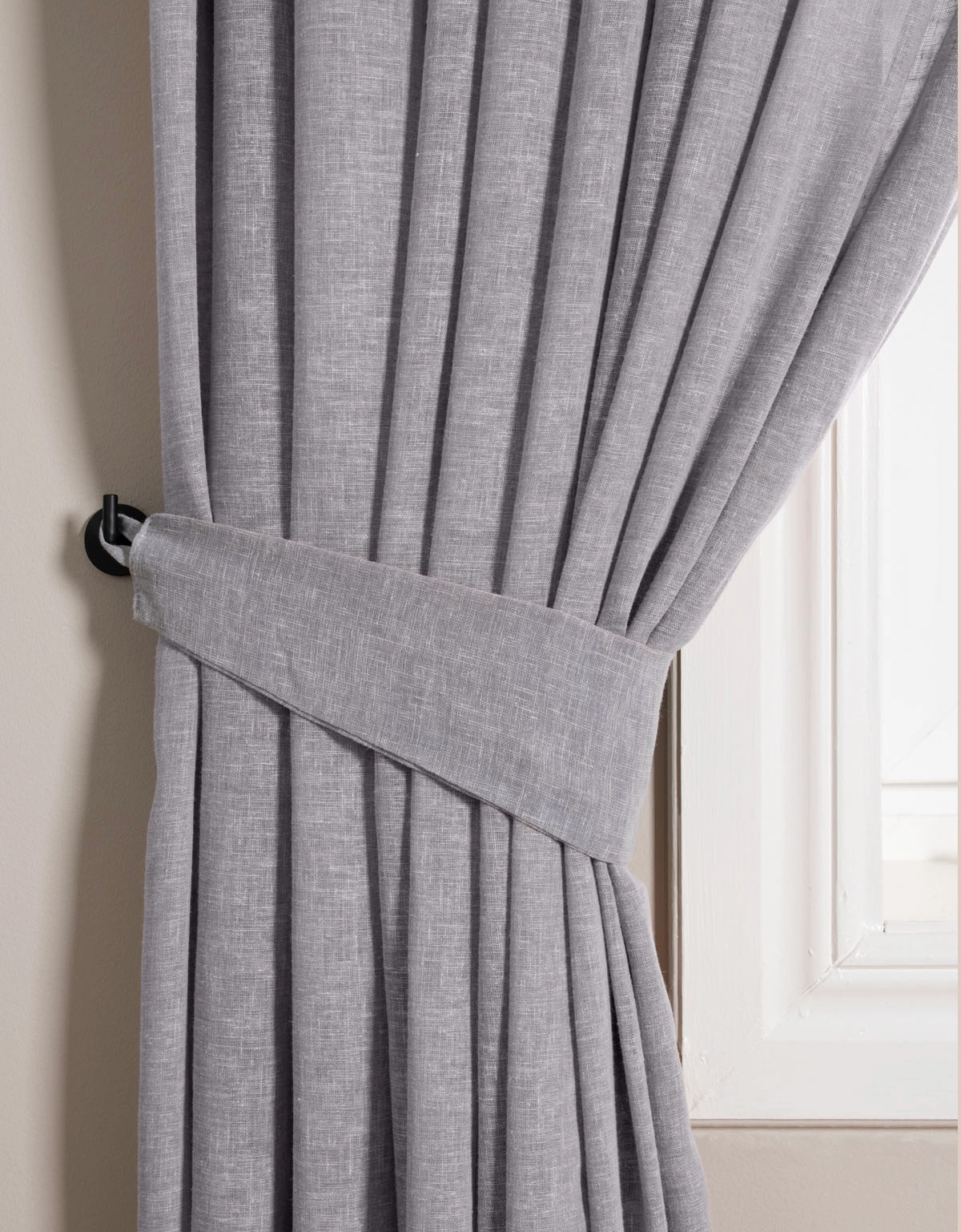Grå gardin med matchande gardinomtag