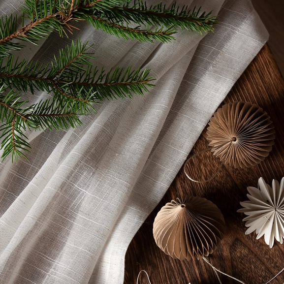 Beige skir gardin i jultider.