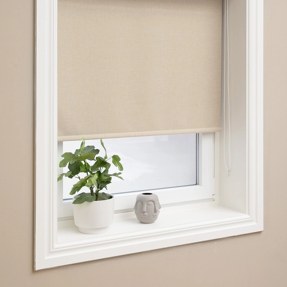 Mörkläggande rullgardin med textilkänsla