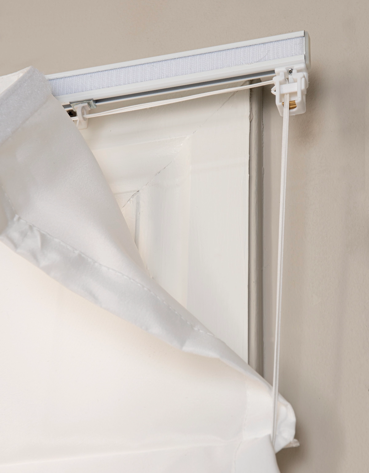 Mekanism på avskärmande hissgardin