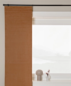 brun panelgardin med mockastruktur på gardinstång