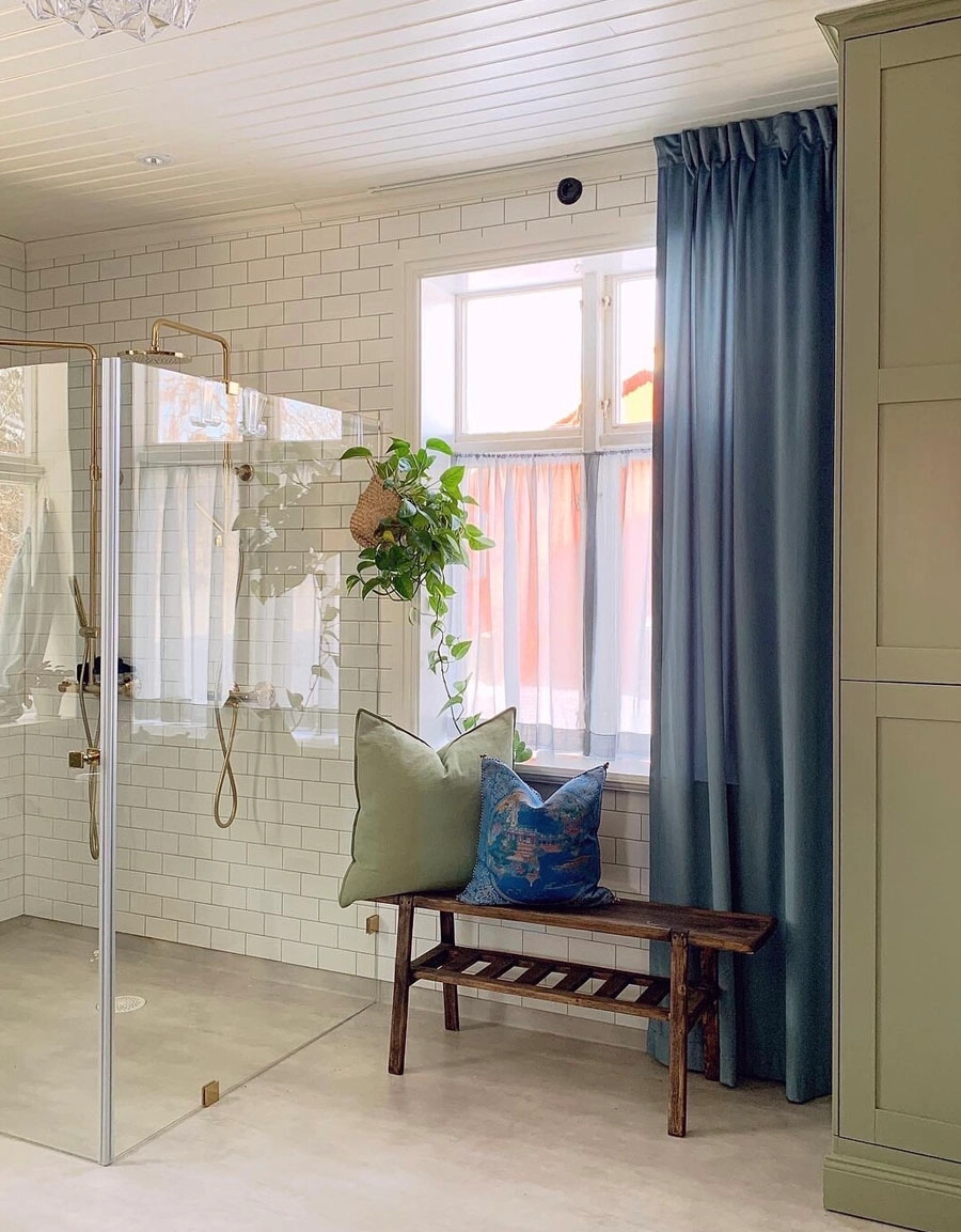 Sammetsgardin Ljuva i blått, i badrum