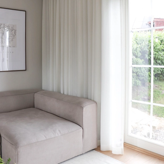 Vit skir gardin i vardagsrum