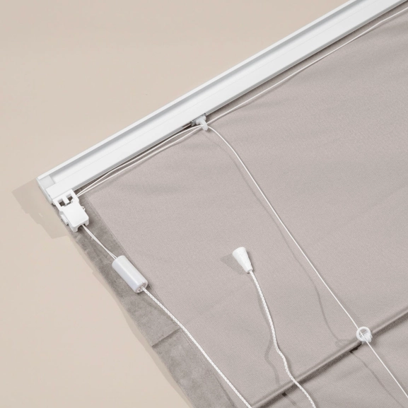 Baksidan av en varmgrå hissgardin i sammet med linlås