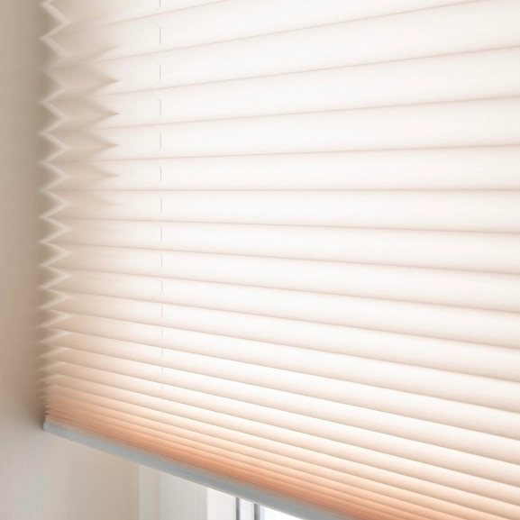 Beige avskärmande plisségardin