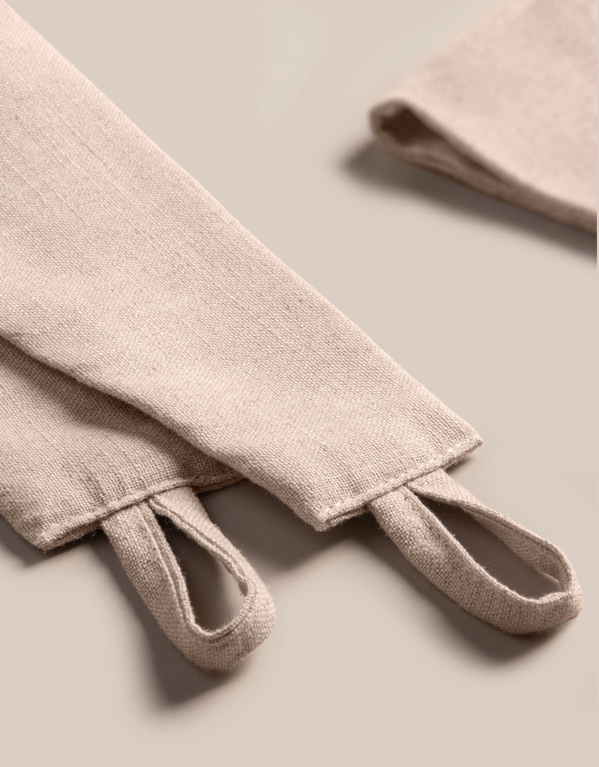 Beiget gardinomtag i tyg