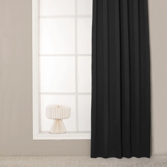 Svart mörkläggande gardin