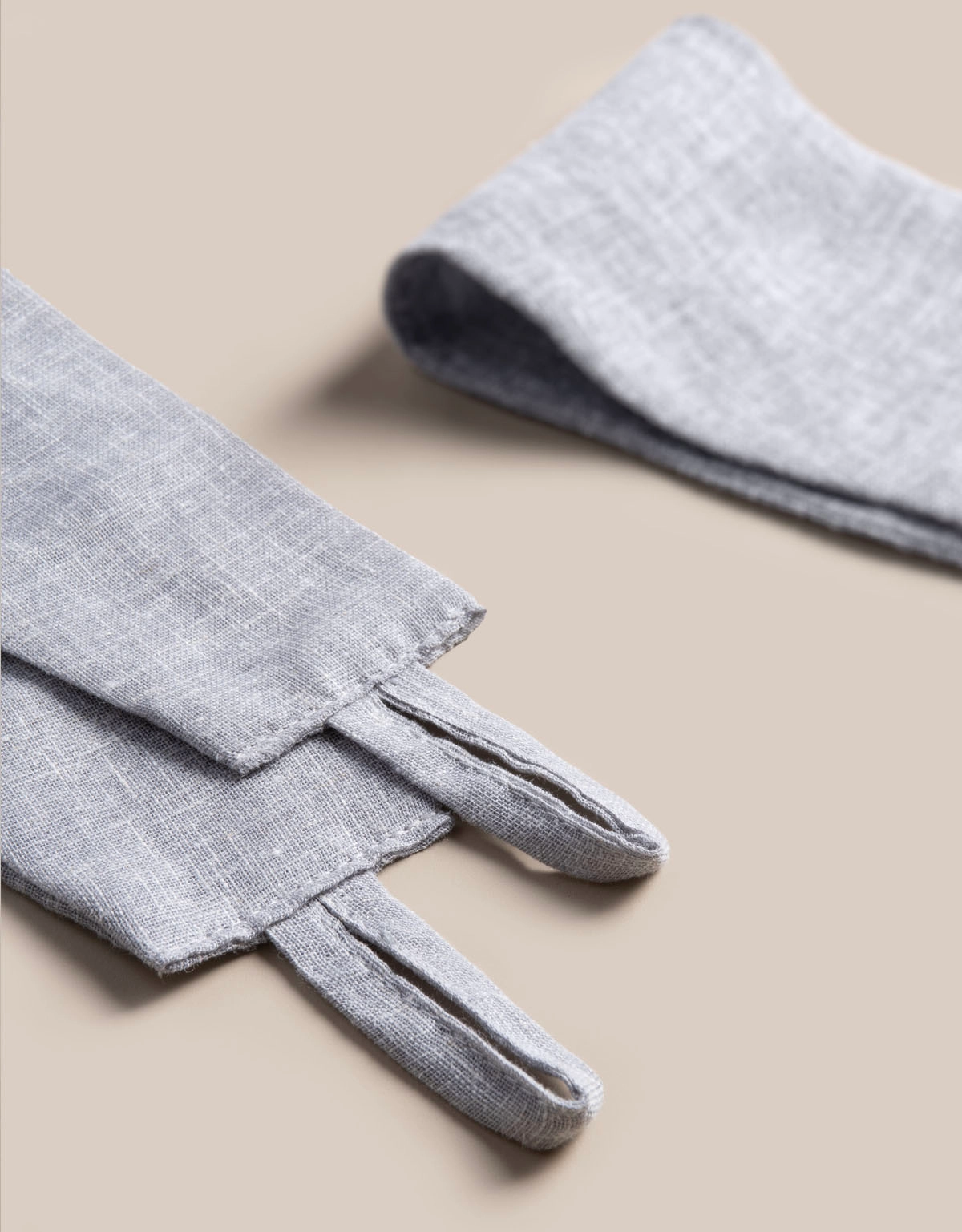 Ljusgrått gardinomtag i tyg