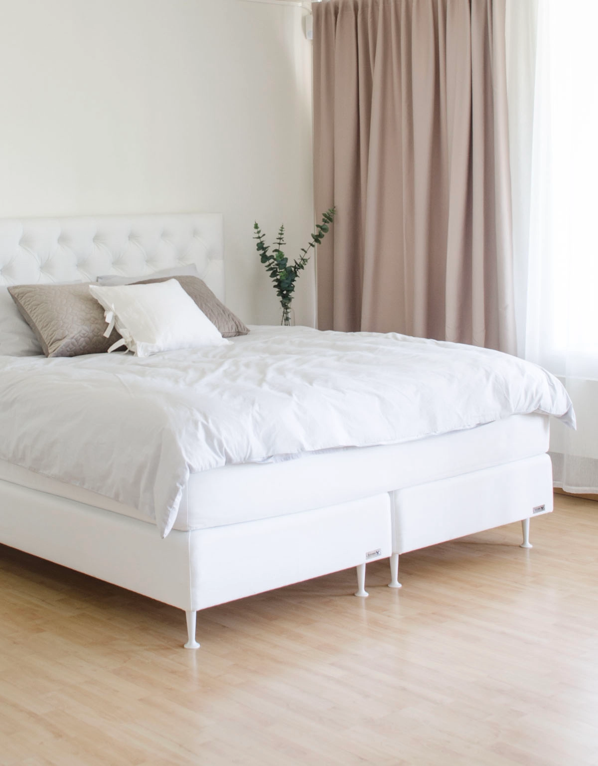 Vit säng med vita sängben