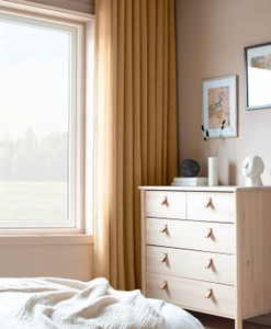 Senapsgul, skir gardin i sovrum