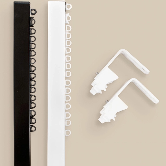 Svart och vit gardinskena Alex med väggfästen