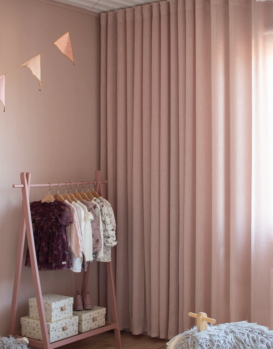 Dimrosa, avskärmande gardin i barnrum