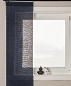 Blå panelgardin med struktur