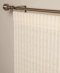 Vit panelgardin på gardinstång