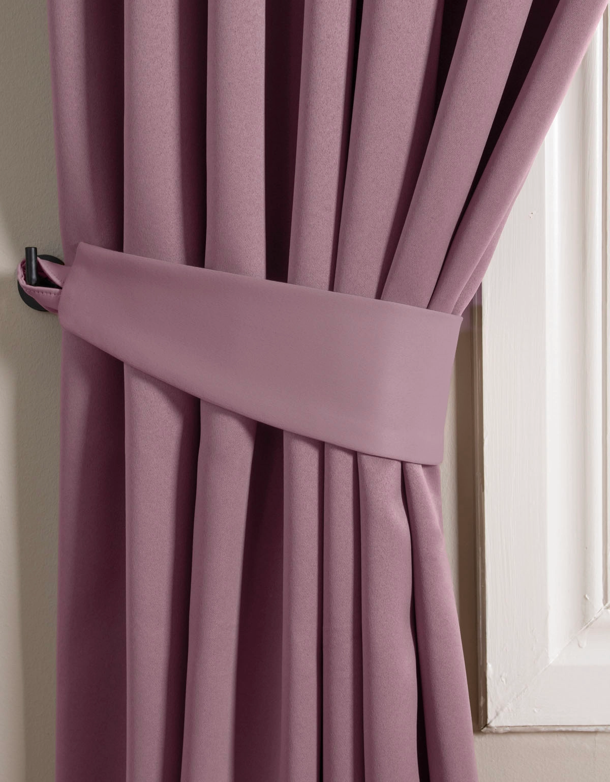 Lila mörkläggningsgardin med gardinomtag i tyg