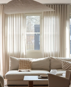 Beige skir gardin i vardagsrum